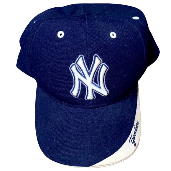 MLB Other - New York Yankees Vintage Navy and Cream adjustable baseball cap.